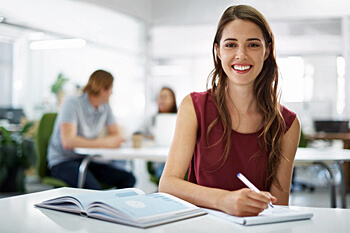 Duales Studium Eventmanagement Studentin macht sich Notizen