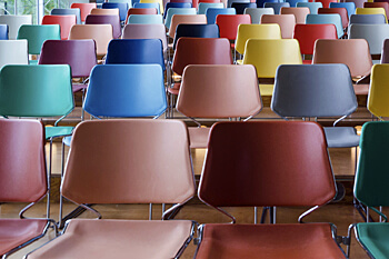 Duales Studium Hochschulen Bunte Stühle im Hörsaal