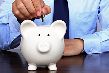 Praesenzstudium Kosten Sparschwein auf dem Tisch