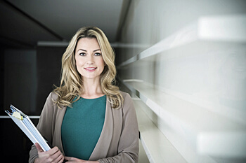 Frau mit Arbeitsmappe in der Hand