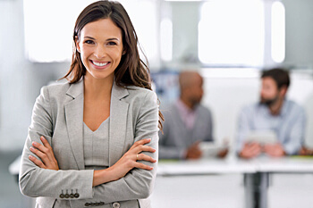 Eventmanagerin steht vor Kollegen