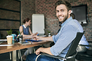 Prokurist an seinem Arbeitsplatz