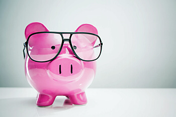 Staatliche BAföG-Förderung Sparschwein mit Brille