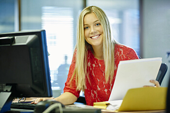 Studentin am Computer