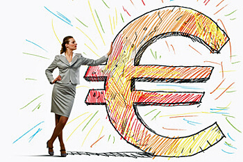 junge Frau lehnt sich an riesiges Euro-Symbol