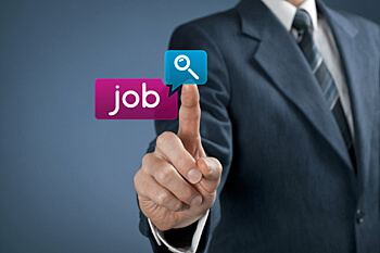 Finger drückt auf das Such-Symbol eines Job-Balkens