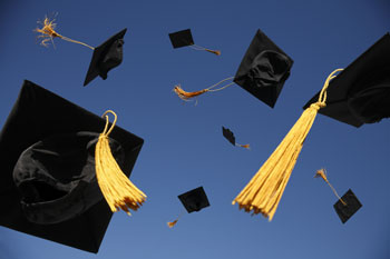 Master-Eventmanagement-Absolventen werfen ihre Hüte in die Luft