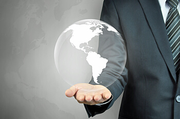 Mann im Anzug mit transparenter Weltkugel auf der Hand