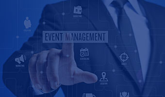 Mann mit Anzug tippt auf Touchbildschirm auf "Event Management"